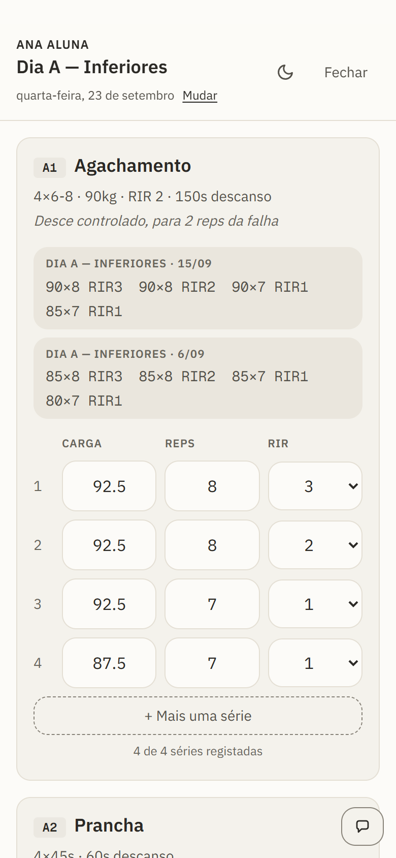 O ecrã do ginásio no telemóvel: o exercício, a prescrição, o que foi feito da última vez, e os campos para registar cada série.